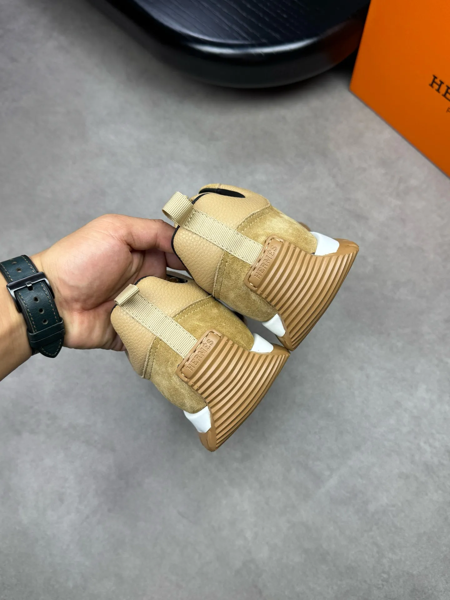 [HERMES] Hermes men's shoes 💰: 800💰 - High-end quality original items 🔍🔍🔍 casual sports shoes - Upper: 🔝 pebbled calfskin, suede calfskin, shoe body forged ´H´ totem, tongue webbing injection molded brand logo - Lining: brand canvas, foot pads; water-dyed cowhide -Outsole: Ultra-light T men's shoes 💰U foam; two-color molded outsole -Ultra-high quality control and fine workmanship: highlighted (high-end, extravagance, grade) -Size: 38-44 (45, can be customized)